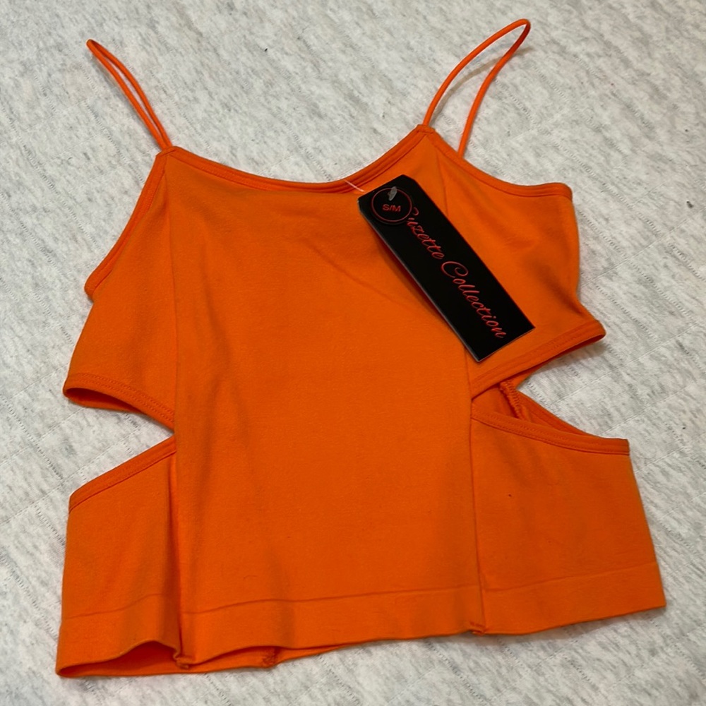 Orange top never worn in the size s/m!!